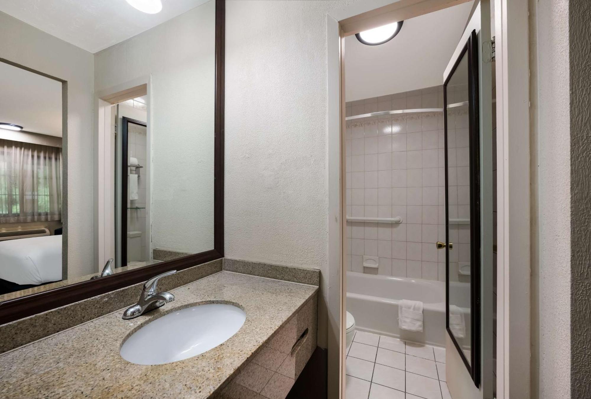 Surestay Plus By Best Western Woodbury Inn Экстерьер фото